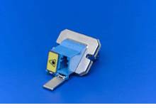 Optischer Netzwerkadapter auf blauem Hintergrund. Adapter ist blau mit einem gelben Warnsymbol.