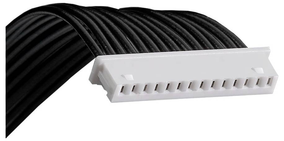 Ein flaches schwarzes Bandkabel mit einem weißen mehrpoligen Stecker an einem Ende, das für interne elektronische Verbindungen verwendet wird.