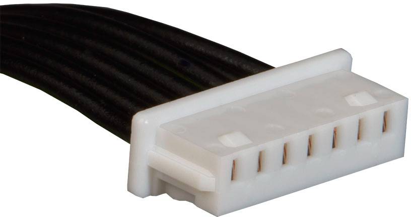 Ein Sechskontakt-Stecker mit schwarzen Drähten, der für elektrische Verbindungen in elektronischen Geräten verwendet wird.