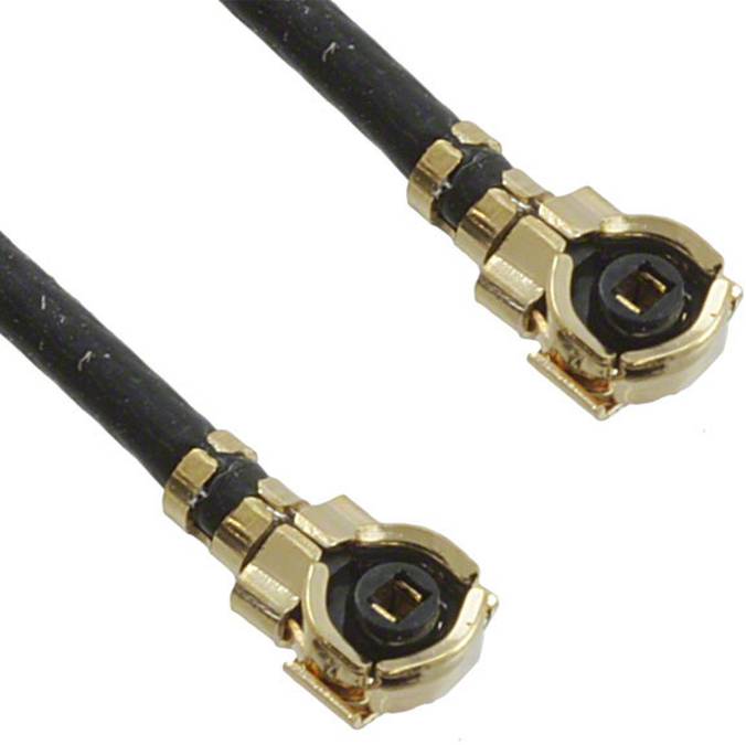Nahaufnahme von zwei vergoldeten HF-Stecker-Kabelenden vor weißem Hintergrund, die das detaillierte Steckerdesign und schwarze Kabel zeigen.
