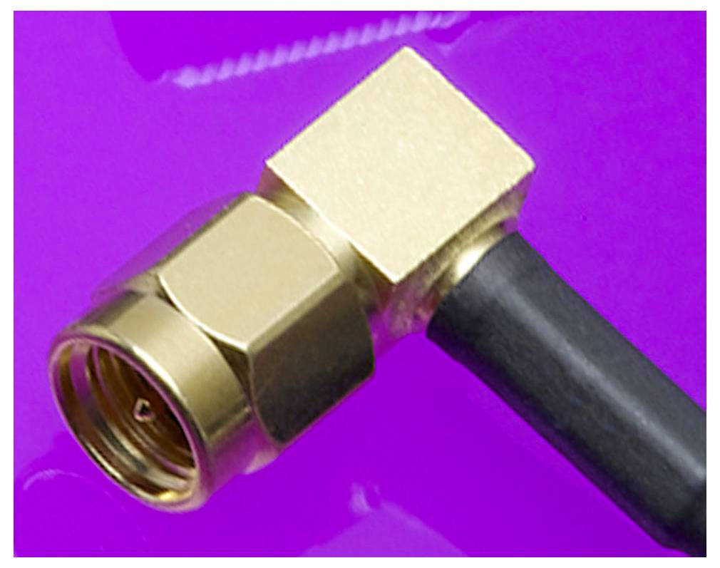 Ein goldener, rechtwinkliger Koaxialadapter mit schwarzem Kabel auf einem lila Hintergrund.
