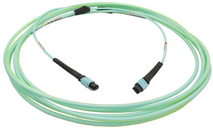 Ein türkisfarbenes Lichtwellenleiterkabel, das mit schwarzen Steckverbindern an beiden Enden aufgewickelt ist und für die Hochgeschwindigkeitsdatenübertragung verwendet wird.