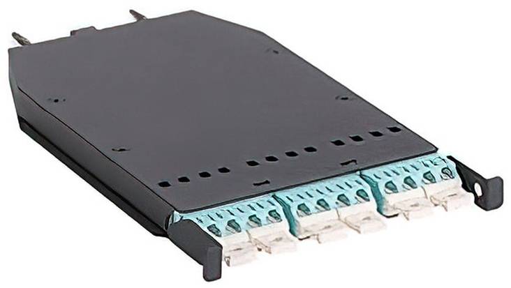 Ein schwarzes optisches Fasermodul mit mehreren grünen Anschlüssen auf einer Seite, das für Datenverbindungen in Telekommunikationsgeräten verwendet wird.
