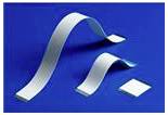 Blaue Grafik mit zwei gebogenen weißen bandförmigen Formen und zwei weißen Diamantkacheln auf einem durchgehend blauen Hintergrund.