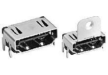 Zwei USB-Anschlüsse: Ein flacher Stecker links und ein stehender Typ rechts, beide mit Metallummantelung, geeignet für elektronische Geräte.
