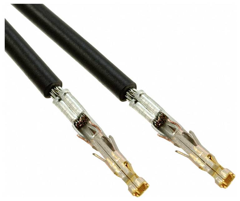 „Zwei Kupfer-Audiosprecherkabel mit freigelegten Metallverbindern auf weißem Hintergrund isoliert.