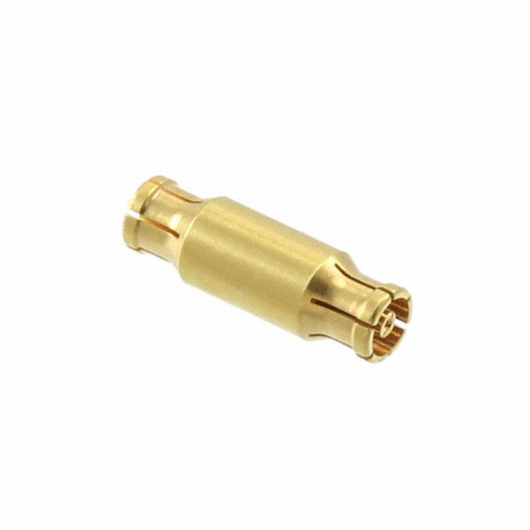 Ein goldener, zylindrischer koaxialer Adapter mit Steckverbindern an beiden Enden, der für HF-Anwendungen verwendet wird, isoliert auf weißem Hintergrund.