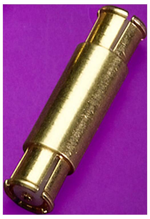 Ein goldfarbener Adapter mit Metallgehäuse, auf violettem Hintergrund.