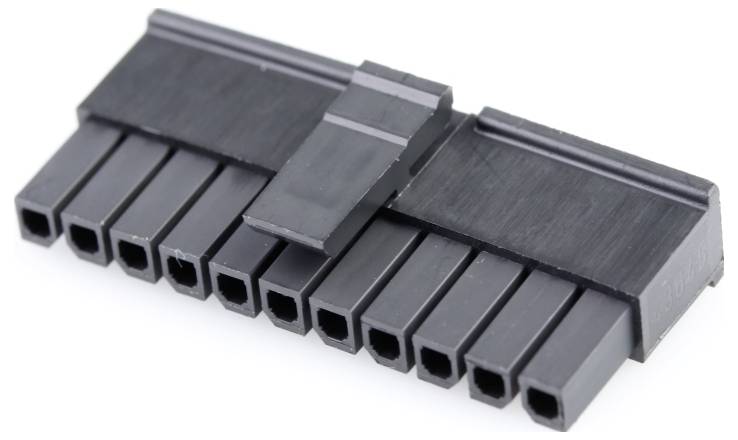 Schwarzer PC-Stromanschluss mit zehn rechteckigen Pins in zwei Reihen.