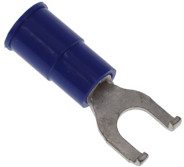Ein blauer isolierter Flachstecker, der zum sicheren Befestigen von Leitungen an einer Schraubklemme verwendet wird, gezeigt mit seinem metallischen gegabelten Ende nach rechts.