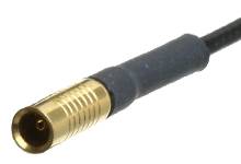 Ein goldfarbener Koaxialstecker mit schwarzem Kabel, oft für Fernseher oder Radioantennenanschlüsse verwendet.