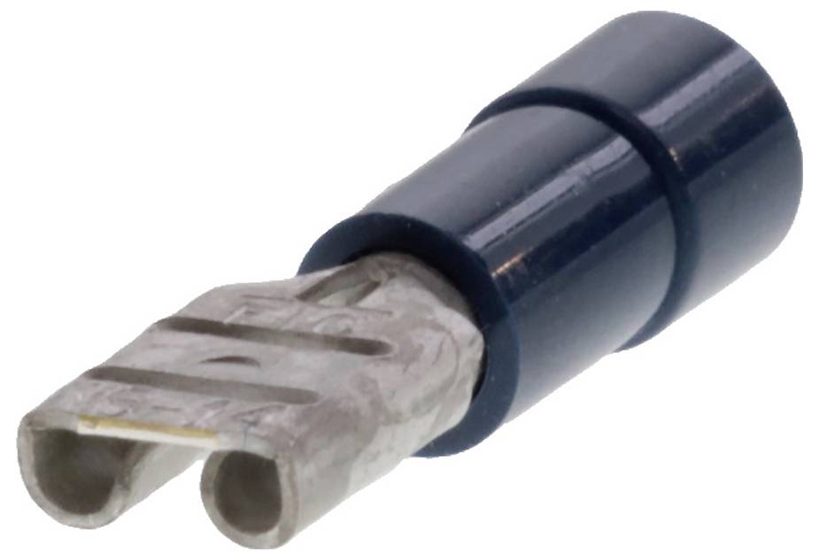 Ein isolierter Flachstecker in blauer Hülle, der für elektrische Verbindungen verwendet wird.