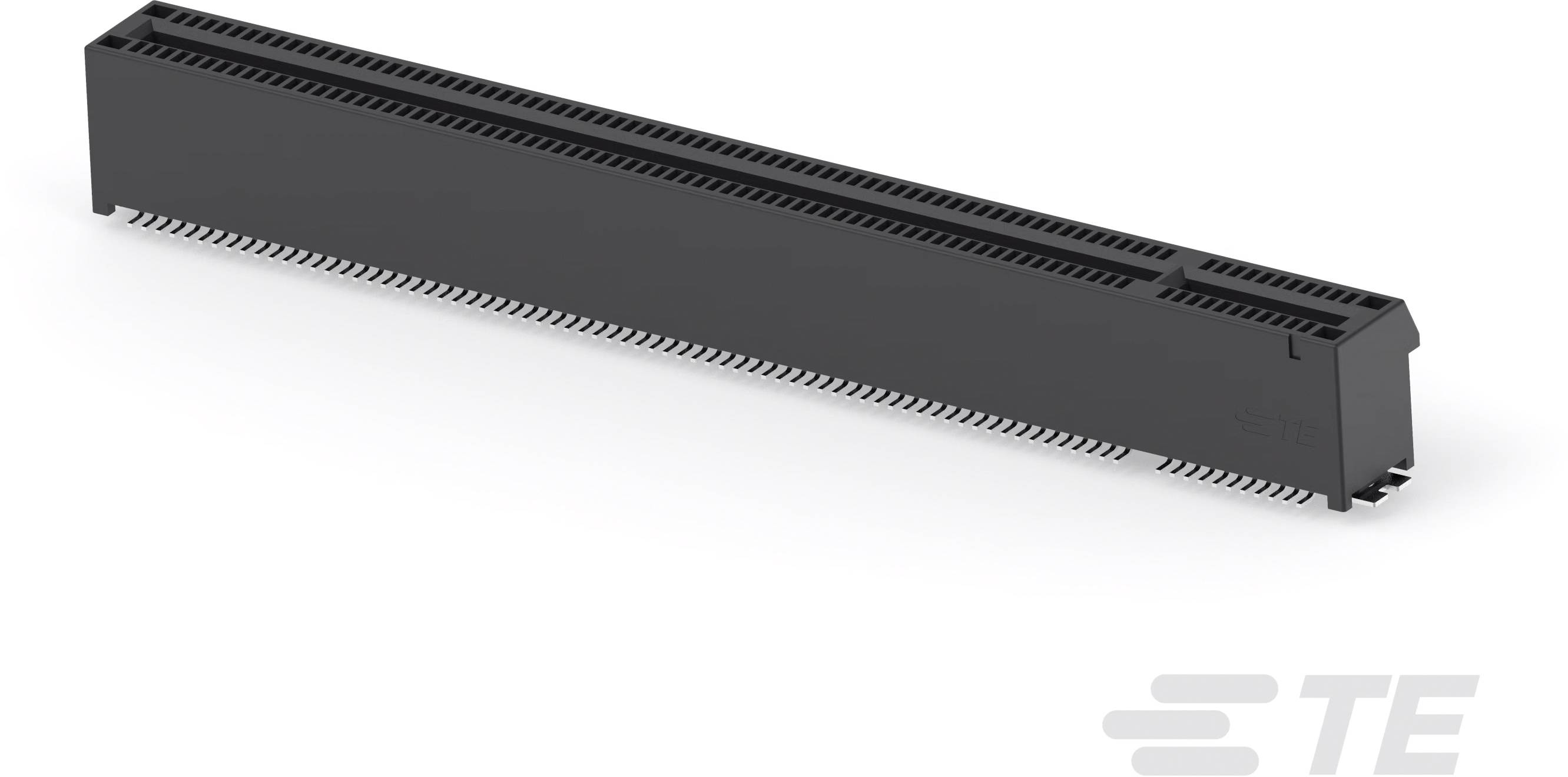 Ein schwarzer elektronischer Steckverbinder von TE, lang und rechteckig, mit mehreren Metallpins auf der Unterseite zur Leiterplattenmontage.
