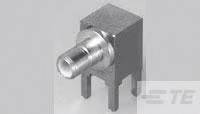 Metallstecker mit drei Stiften für elektronische Geräte, seitlich Klinkenumriss und unscharfes Markenlogo im Hintergrund.