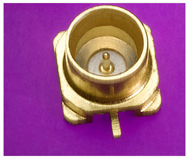 Goldener elektrischer Steckverbinder auf lila Hintergrund, Nahaufnahme.