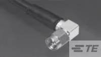 Ein abgewinkelter Koaxialstecker an einem Kabel, auf grauem Hintergrund, mit einem Markenlogo unten rechts.