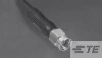 Ein schwarzes Kabel mit einer Metallbuchse an einem Ende liegt auf einer grauen Oberfläche. Ein Logo mit den Buchstaben 'TE' ist unten rechts sichtbar.