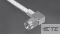Ein silberner Koaxialstecker mit abgewinkeltem Anschluss ist zu sehen. Markenlogo in der rechten unteren Ecke.