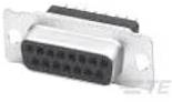 Ein weiblicher D-Sub-Stecker mit 15 Pins, verwendet für serielle PC-Verbindungen, auf einem weißen Hintergrund.