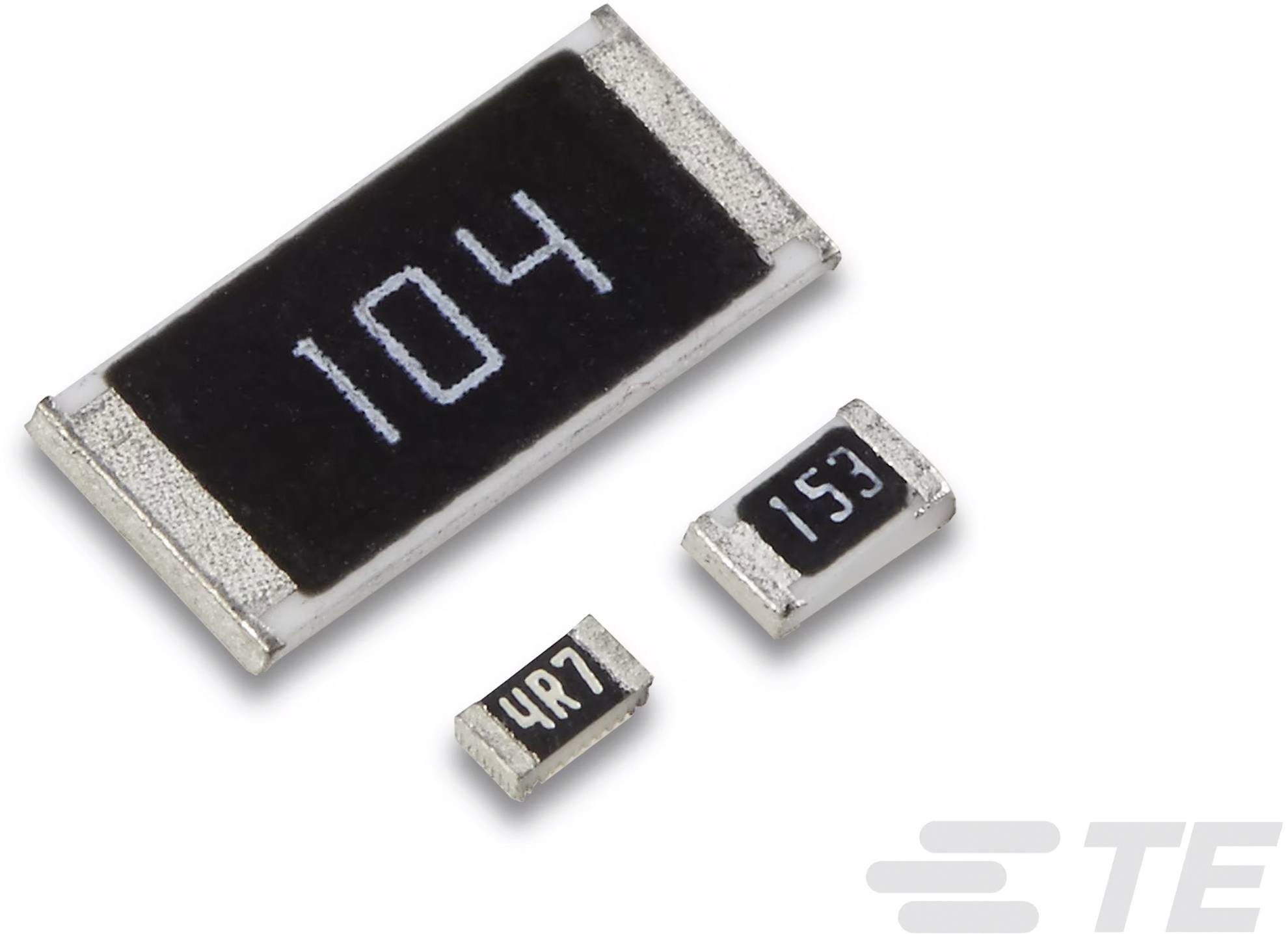 Drei SMD-Widerstände in verschiedenen Größen, jeweils mit Zahlen bedruckt: '104', '153', und '4R7', auf hellem Hintergrund.