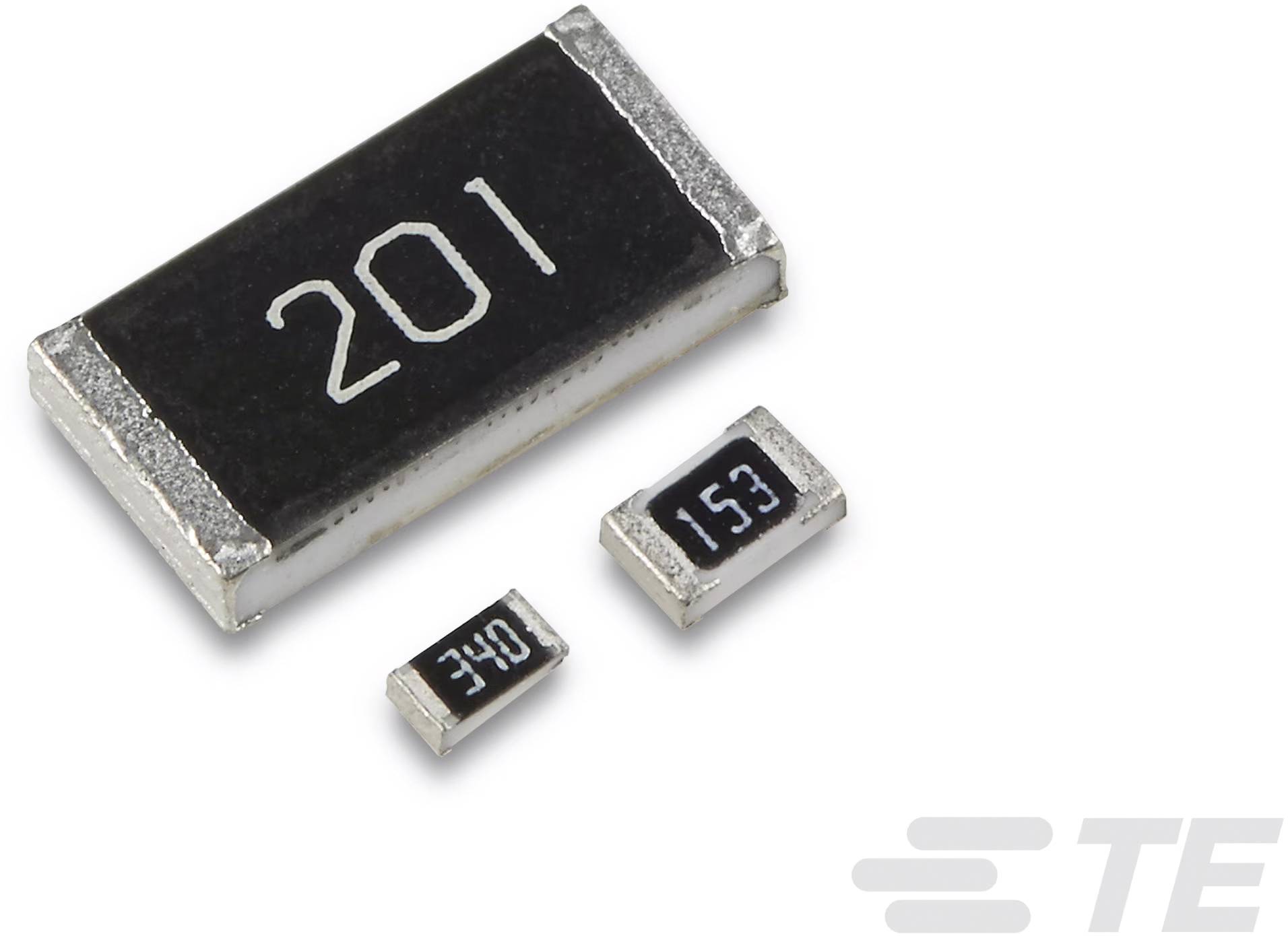 Drei verschieden große SMD-Widerstände mit den Aufdrucken '201', '340' und '153' auf einer weißen Oberfläche.