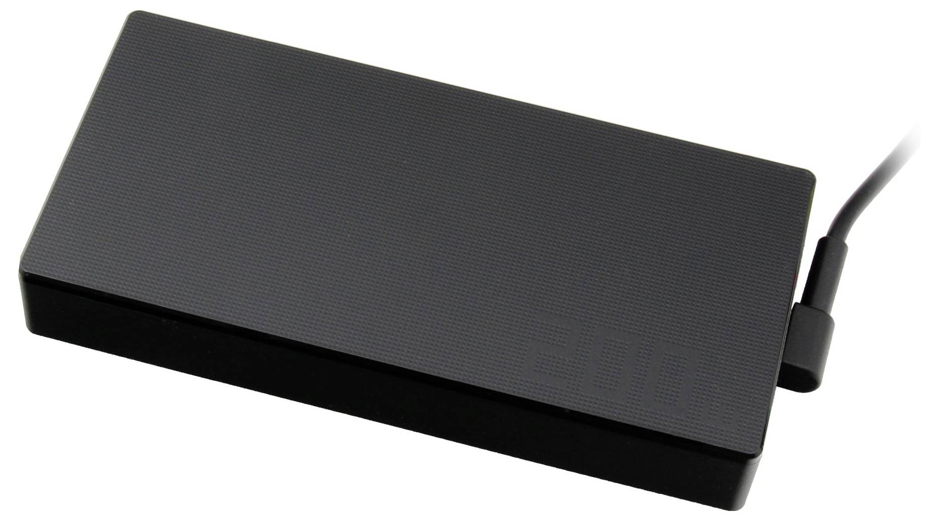 Schwarzes externes USB-Ladegerät liegt auf einer Oberfläche, mit angeschlossenem Kabel auf der rechten Seite.