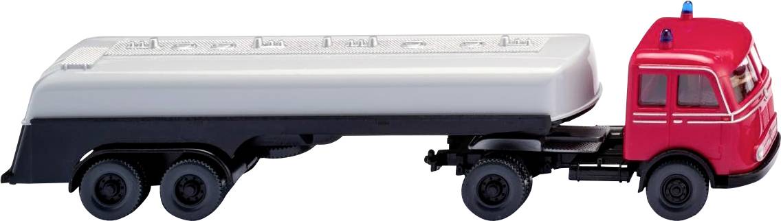 Ein roter Spielzeug-Lastwagen mit silbernem Anhänger steht auf weißem Hintergrund. Der Anhänger hat drei schwarze Räder.