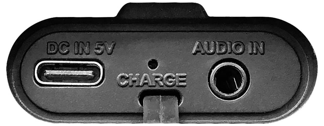 'DC IN 5V' USB-C-, 'CHARGE'- und 'AUDIO IN'-Buchsen an einem elektronischen Gerät, zeigen Lade- und Audioanschlussoptionen.