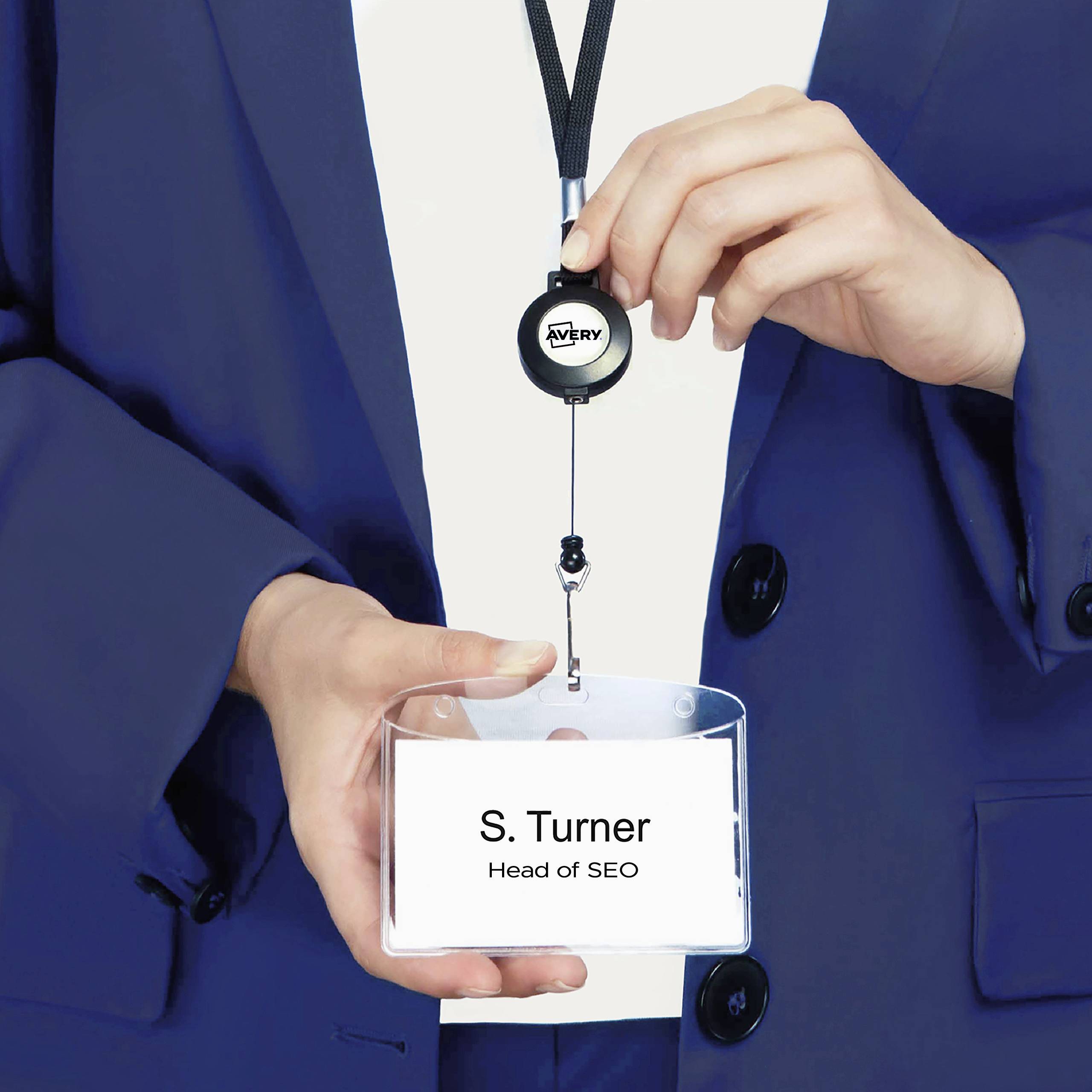 Eine Person in einem blauen Anzug trägt ein Namensschild mit der Aufschrift 'S. Turner, Head of SEO'.