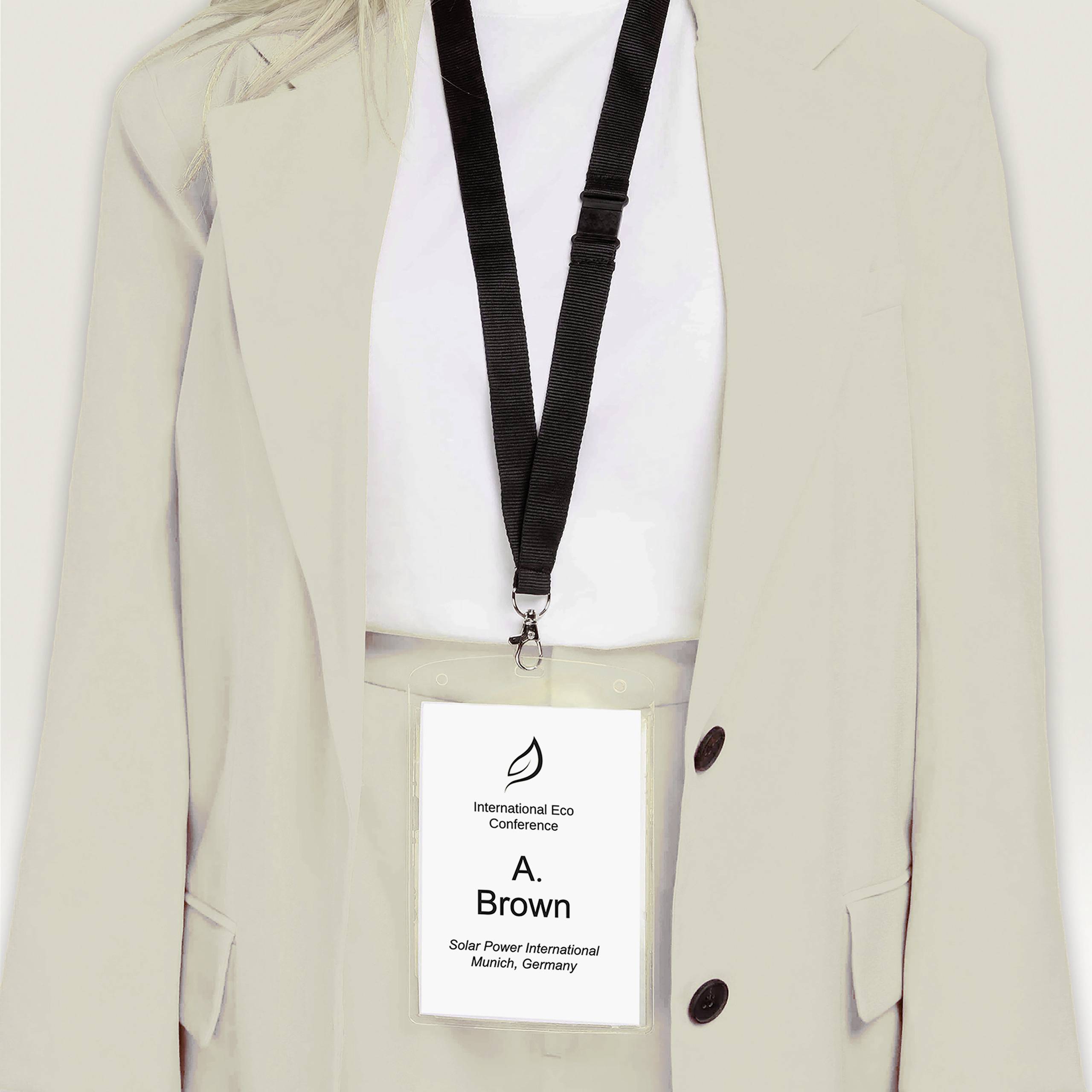 Eine Person in einem hellen Anzug trägt ein Konferenz-Badge mit der Aufschrift 'International Eco Conference, Munich, Germany'.