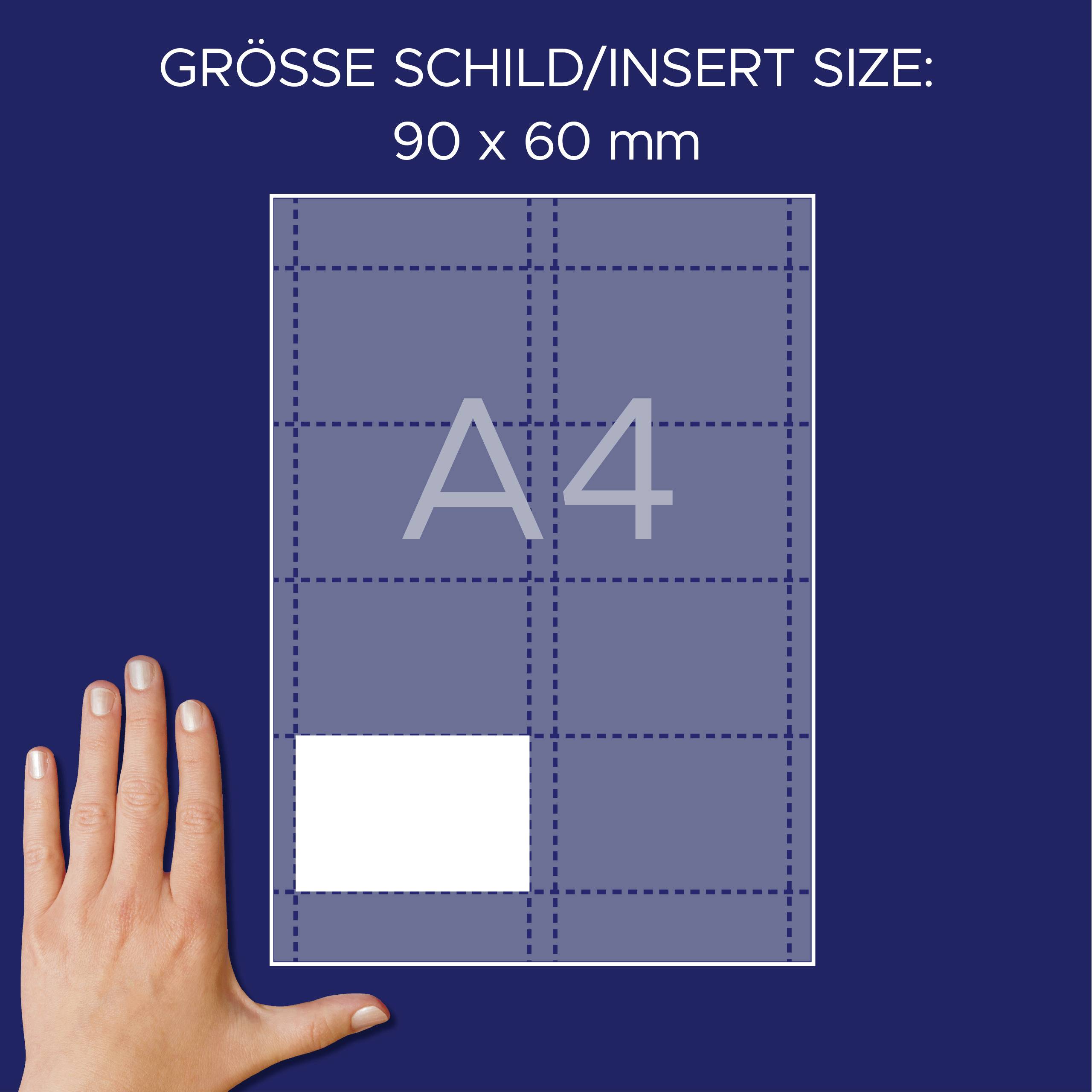 'Größe Schild/Insert Size: 90 x 60 mm' steht oben. Eine Hand zeigt auf ein A4-Blatt mit einem markierten Bereich unten links.