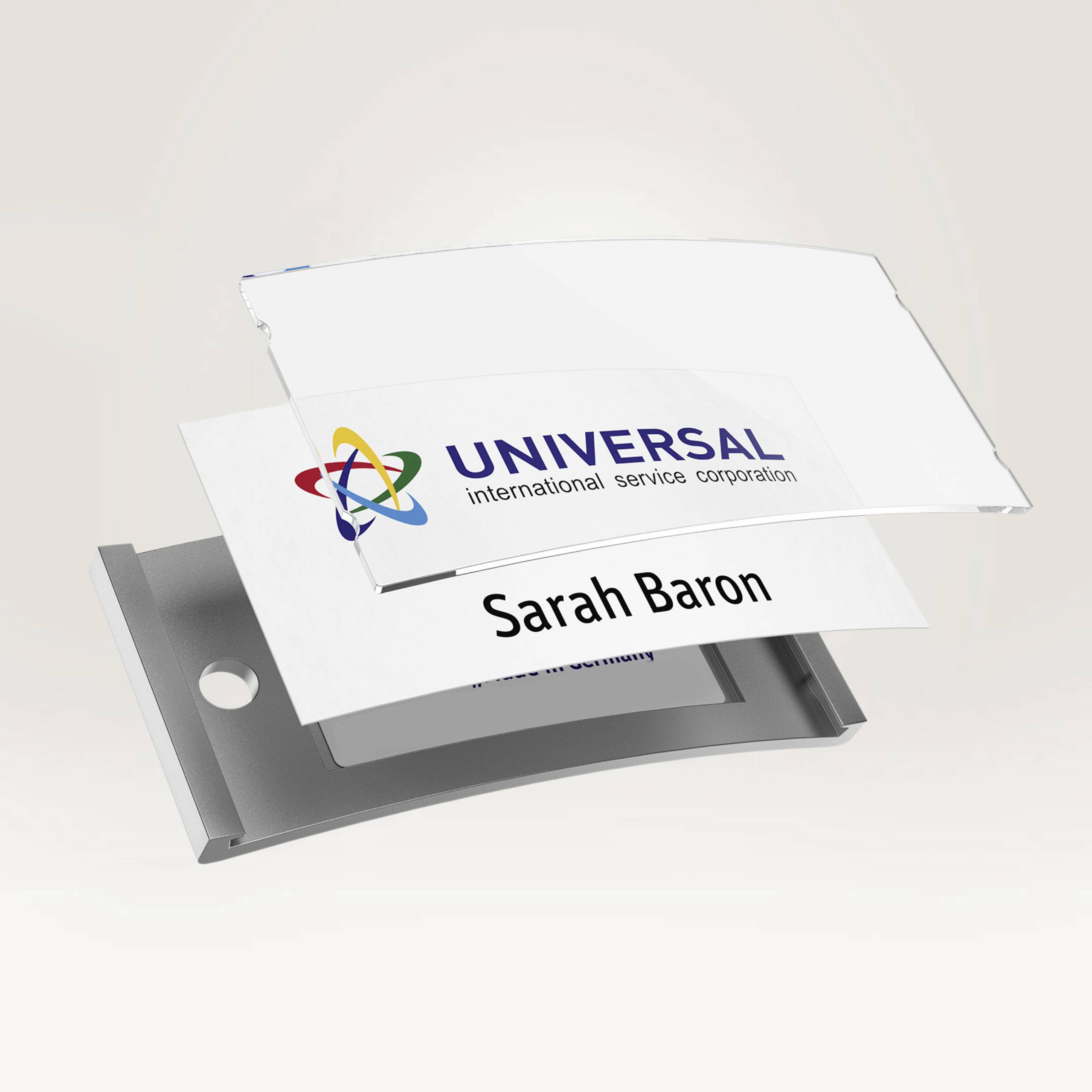 Namensschild mit durchsichtiger Abdeckung. Zeigt das Logo der Firma 'Universal Service Corporation' und den Namen 'Sarah Baron'.