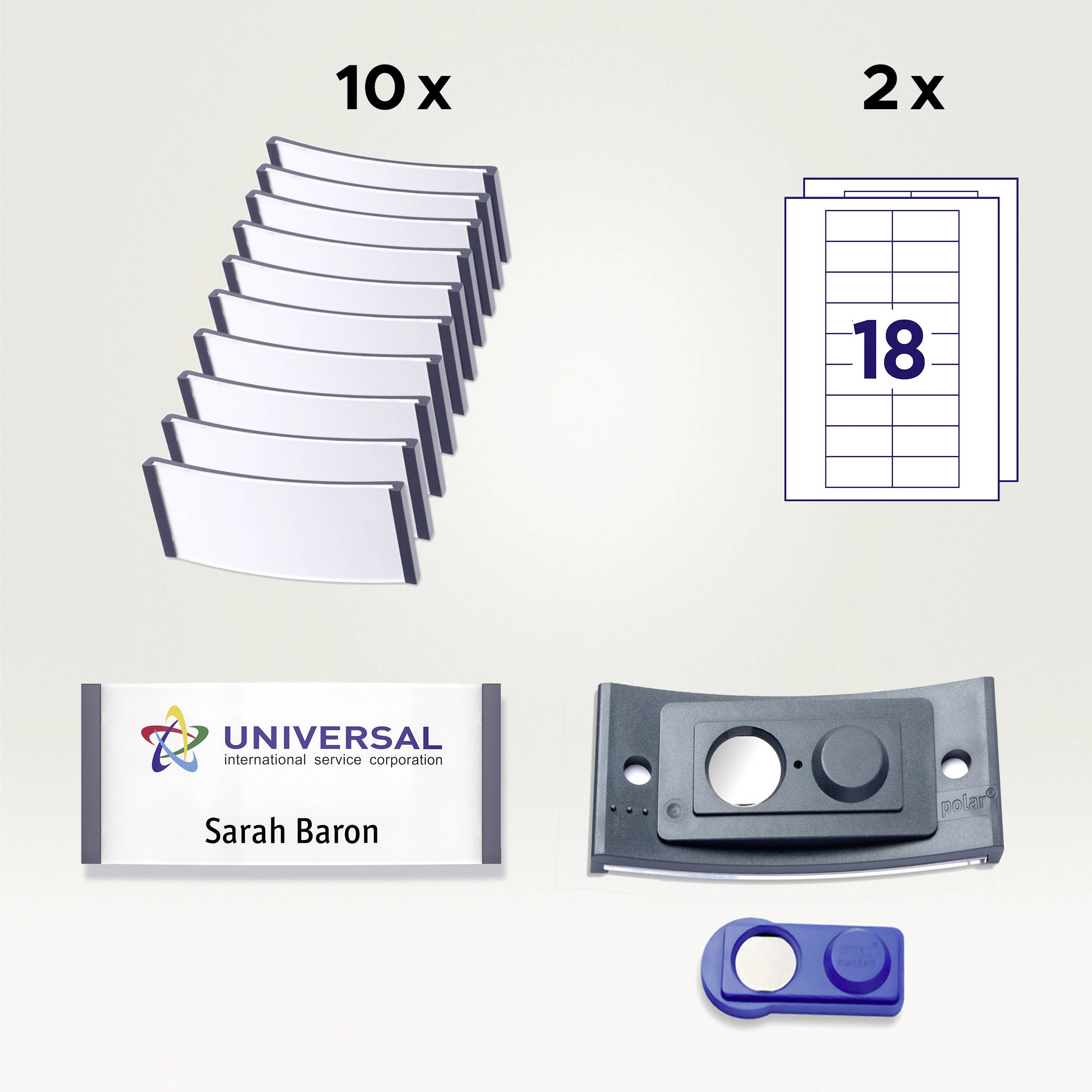 Zehn Namensschilder in einem Stapel, zwei Papiereinlagen mit der Zahl '18', ein Namensschildhalter und ein blauer Clip sind abgebildet.