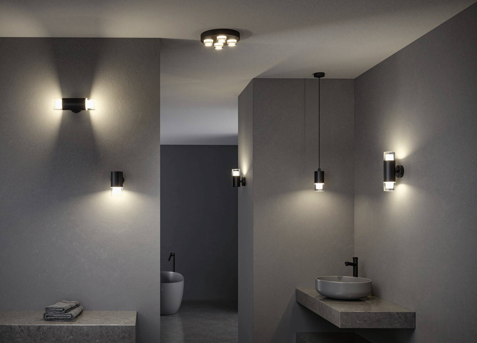 Moderne Badezimmerbeleuchtung mit mehreren Wandlampen und Hängelampen, graue Wände und minimalistisches Design mit Waschbecken.