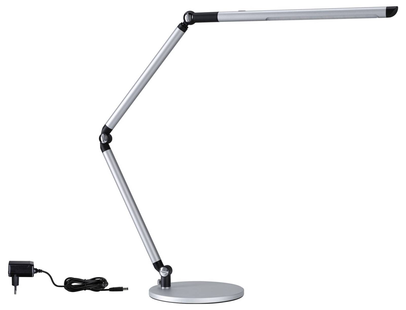 Silberne Schreibtischlampe mit mehreren Gelenken für flexible Ausrichtung. Netzadapter links im Bild.