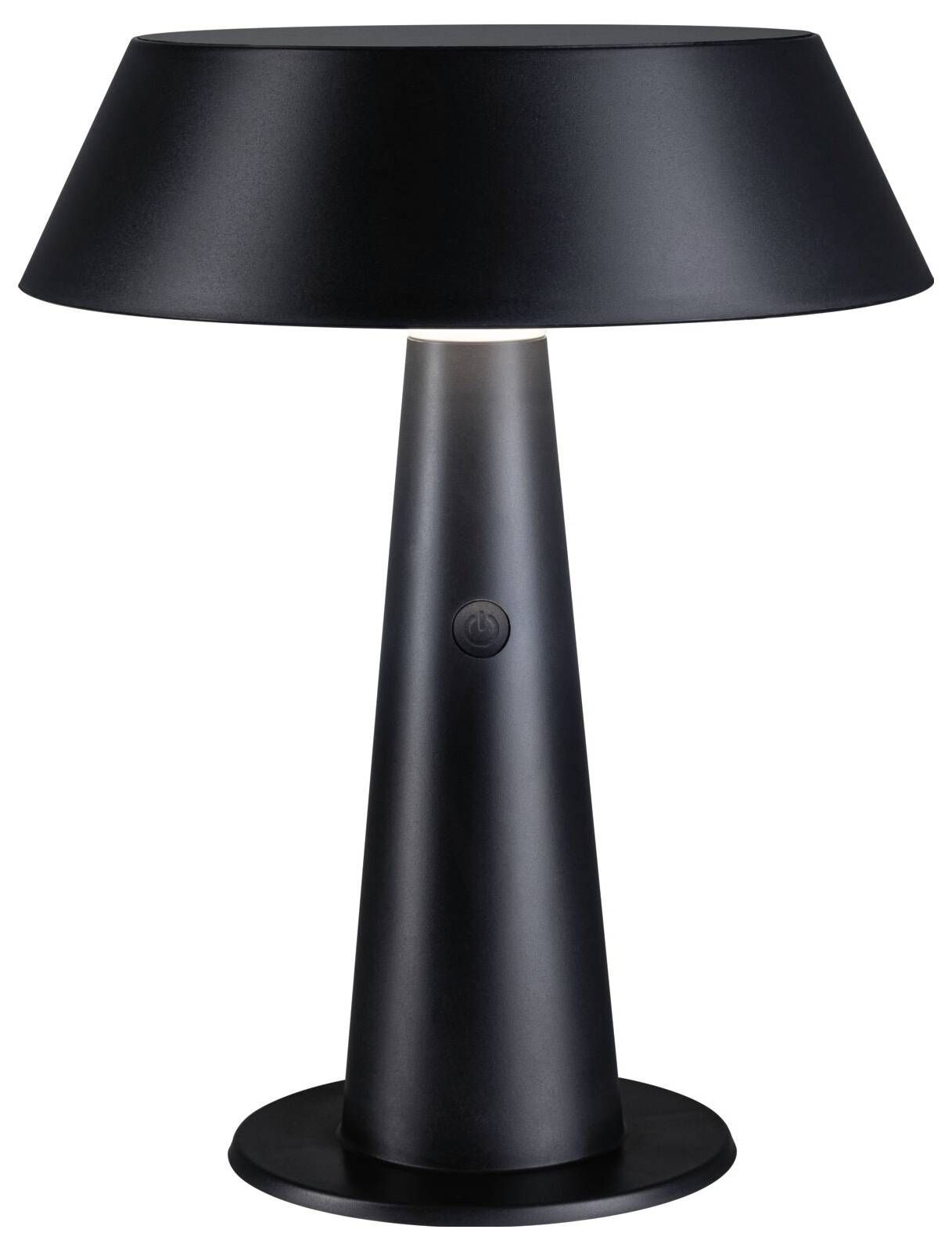 Schwarze Tischlampe mit konischem Sockel und breitem Schirm, zentral platziert mit eingeschaltetem Licht.