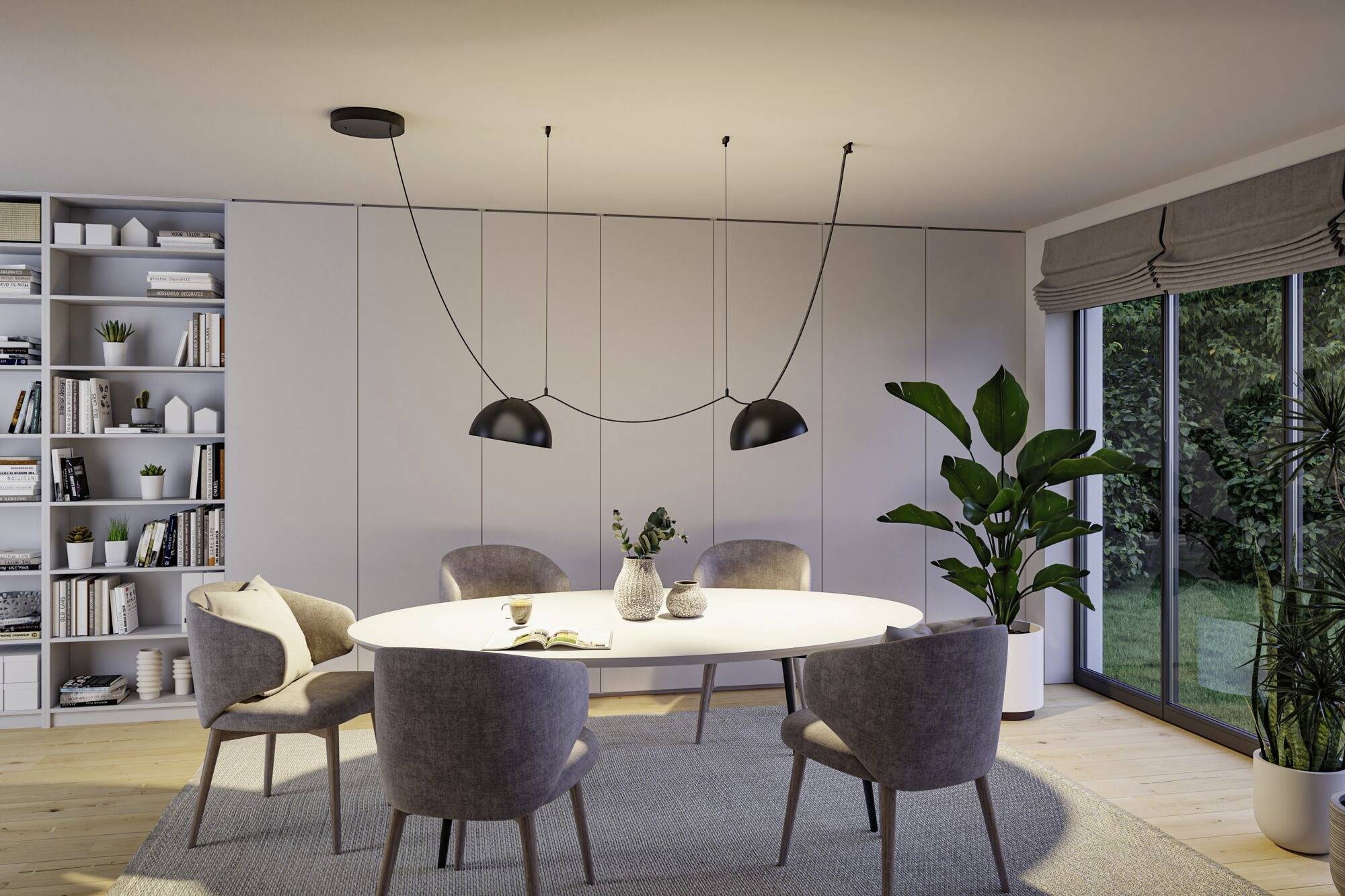 Esszimmer mit rundem Tisch, fünf grauen Stühlen und zwei Hängelampen. Links ein Regal mit Büchern, rechts eine Glasfront mit Vorhängen.