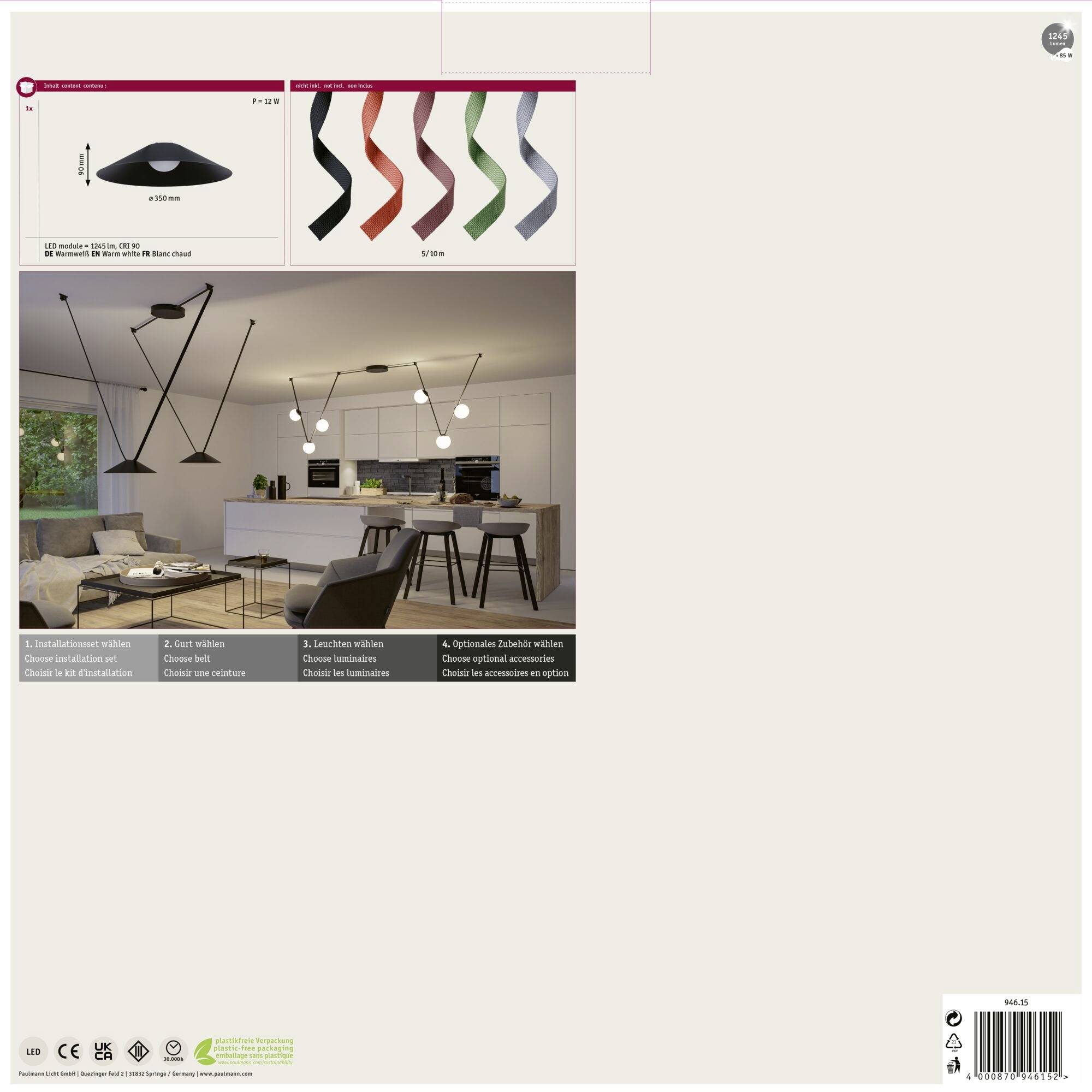 Moderne Küche mit Esstisch, hängenden Lampen und großen Fenstern. Die Beleuchtung erzeugt eine einladende, warme Atmosphäre.