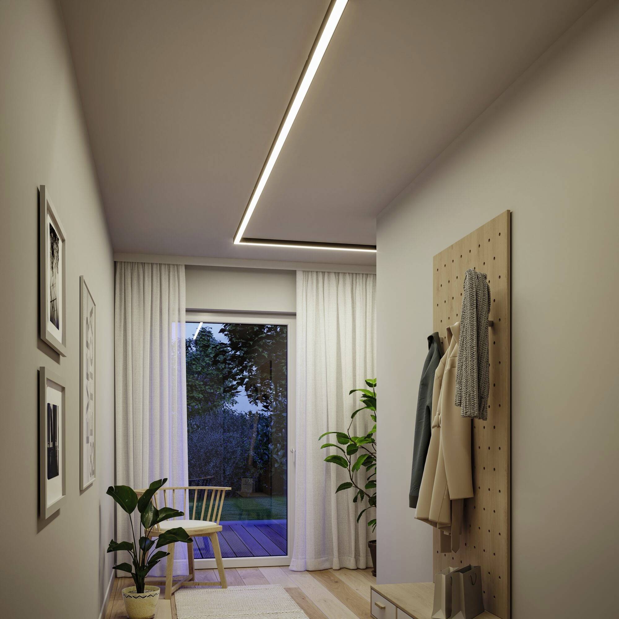 Ein Flur mit Holzboden, Garderobe und Pflanzen. Eine große Glasschiebetür führt zu einem Garten.
