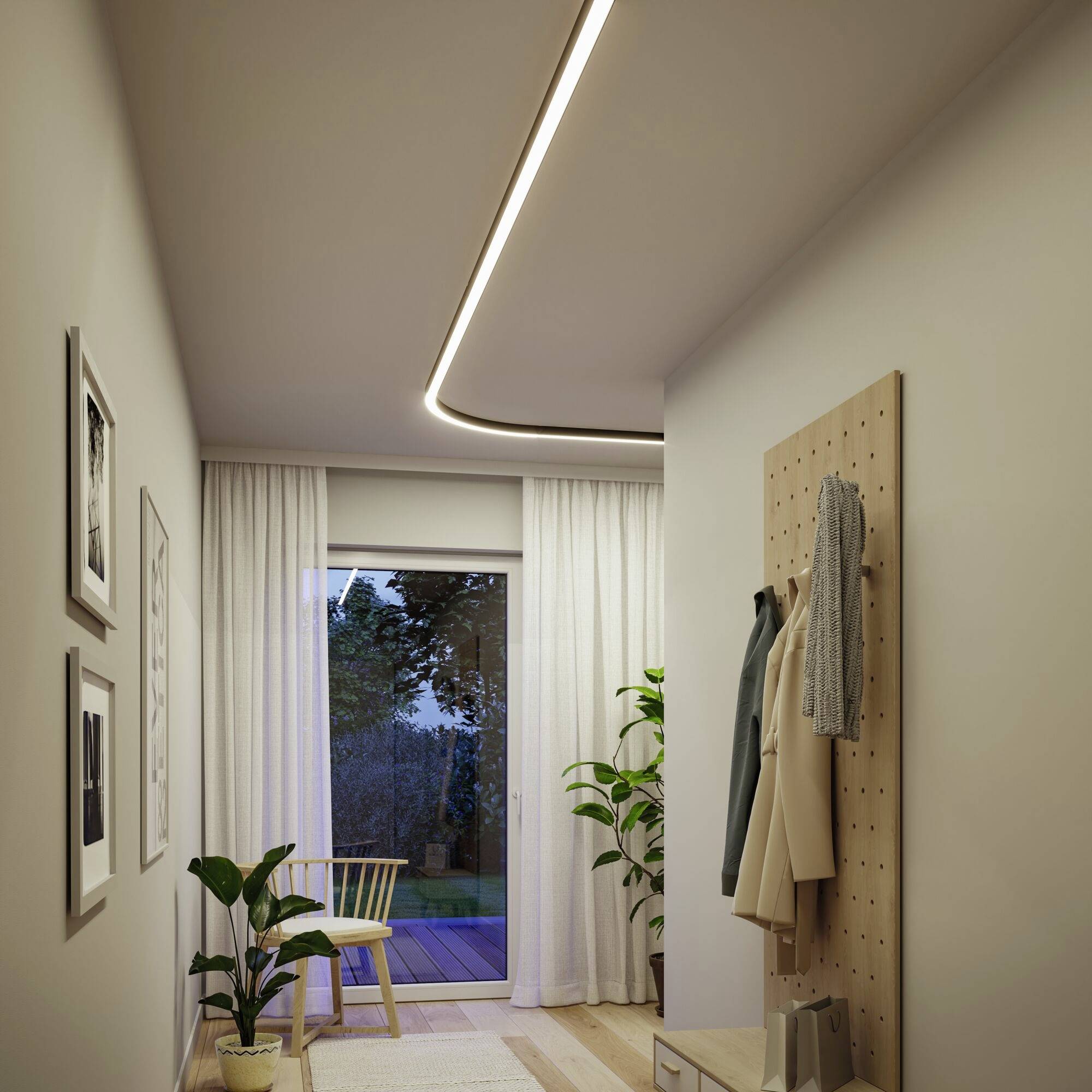 Moderner Flur mit Holzdeko, Pflanzen und Wandbildern. Eine offene Glastür führt zu einem Garten. Elegante Lichtleiste an der Decke.
