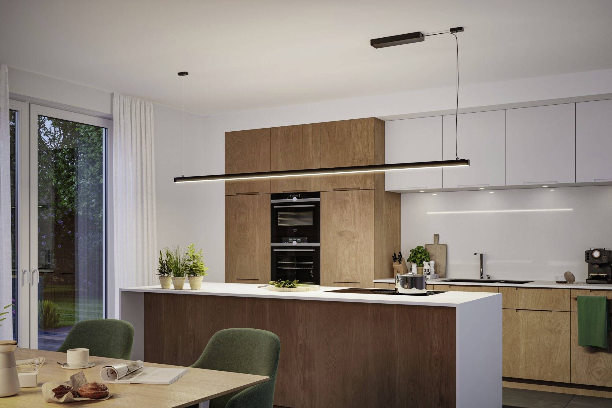 Moderne Küche mit Holzdetails und zentraler Insel. Große Fenster lassen Tageslicht ein. Pflanzen und Küchengeräte betonen die wohnliche Atmosphäre.