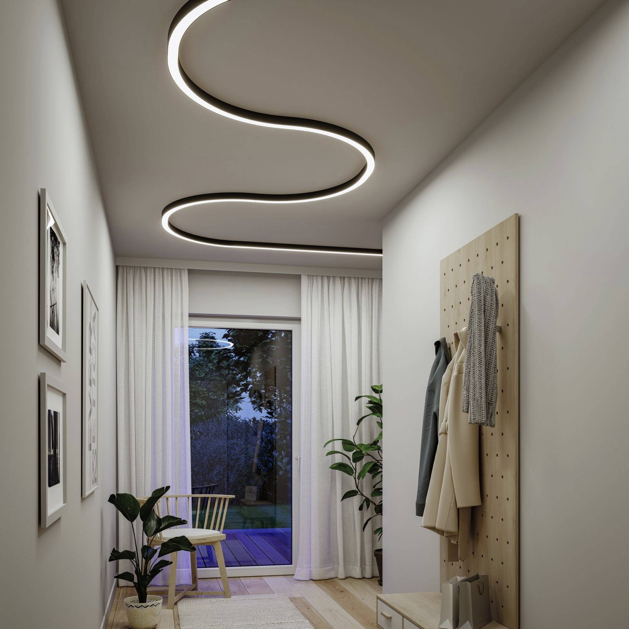 Moderner Flur mit geschwungener LED-Deckenbeleuchtung, Holzstuhl, Pflanzen, helle Vorhänge, und Garderobenbereich mit hängender Kleidung.