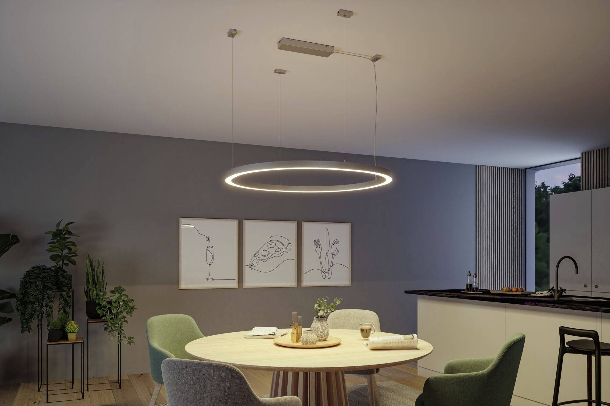 Ein modernes Esszimmer mit runder, hängender LED-Leuchte über einem Holztisch, umgeben von Stühlen. An der Wand minimalistische Kunstwerke.