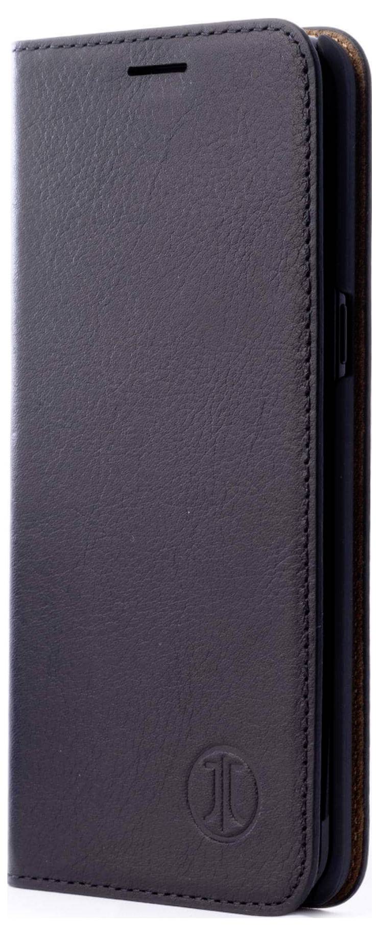 Dunkle Ledertasche für ein Smartphone, stehend, mit einem eingeprägten Logo.