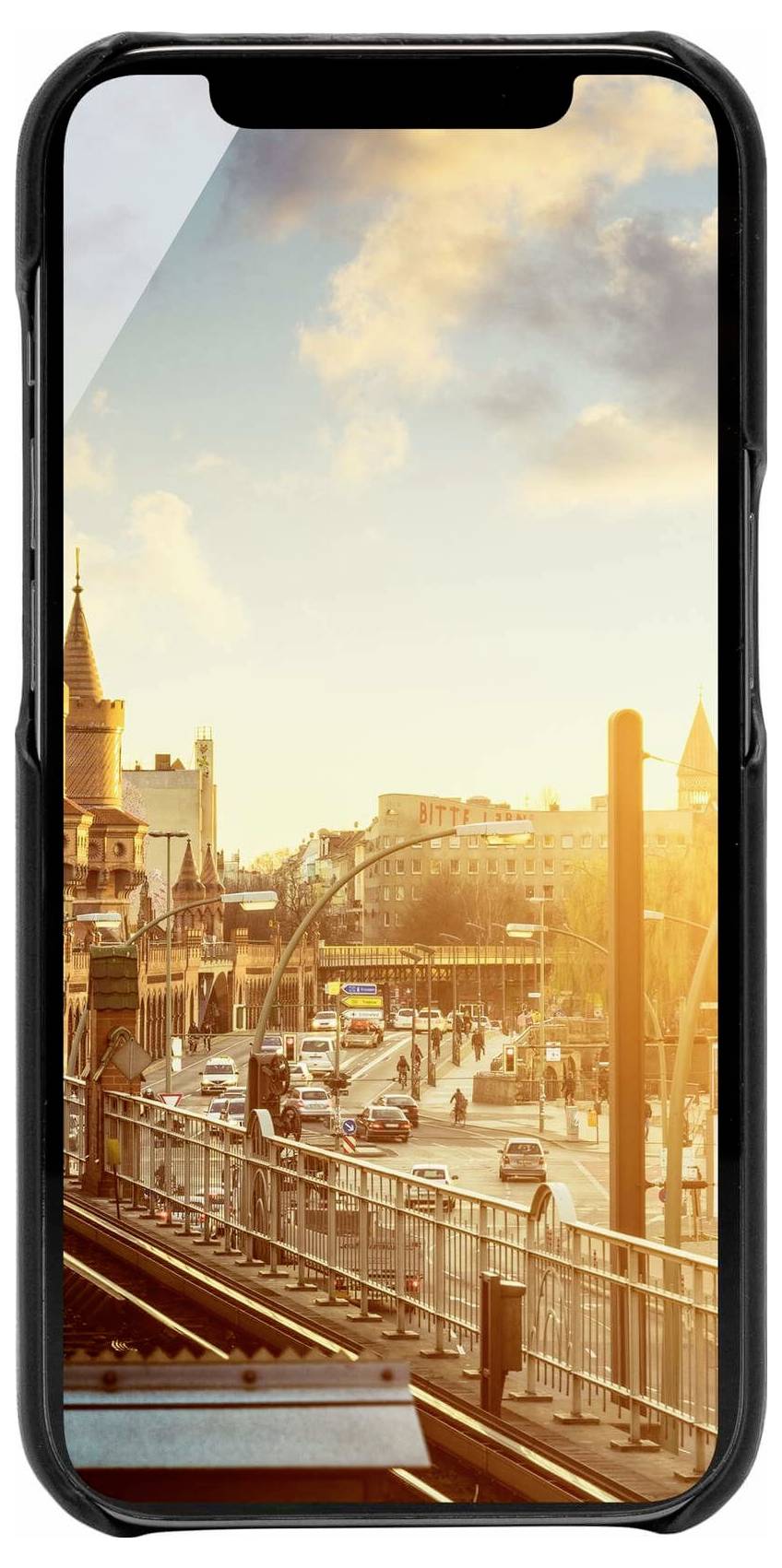 Smartphone zeigt eine Stadtansicht bei Sonnenuntergang. Im Vordergrund eine erhöhte Straße mit Autos, im Hintergrund historische Gebäude und Wolken.