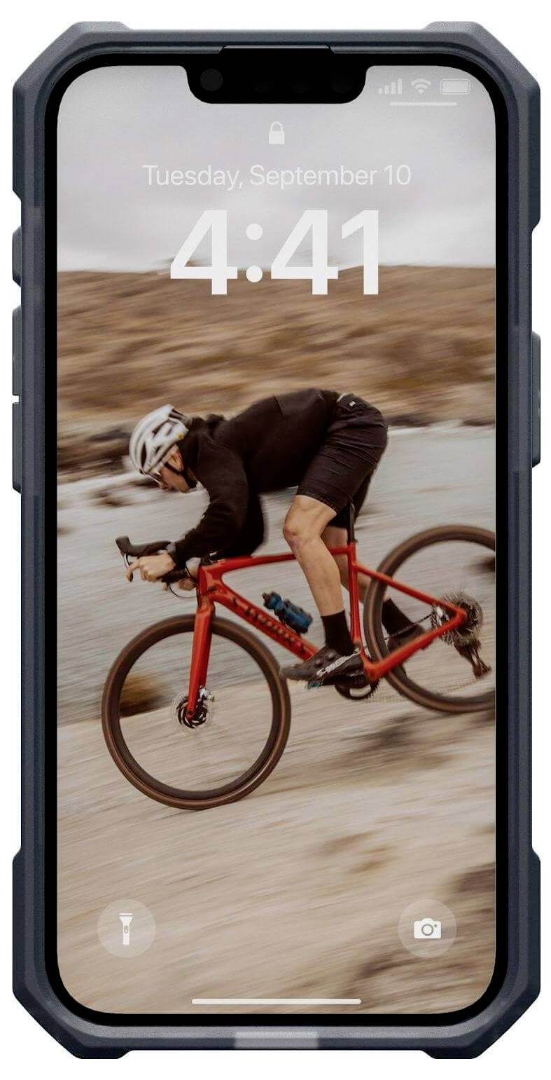 Eine Person fährt auf einem roten Fahrrad einen sandigen Weg entlang. Sie trägt einen Helm und Sportkleidung. Der Bildschirm zeigt '4:41'.