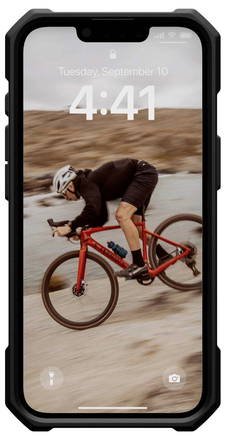 Ein rotes Fahrrad fährt schnell durch eine felsige Landschaft. Der Radfahrer trägt einen Helm. Auf dem Telefonbildschirm ist die Uhrzeit 4:41 und das Datum 'Dienstag, 10. September' zu sehen.