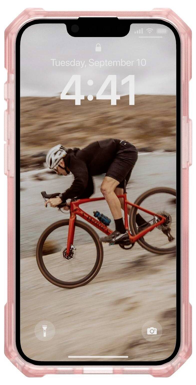 Ein Mann fährt mit einem roten Fahrrad auf einem Schotterweg in einer hügeligen Landschaft. Auf dem Handybildschirm ist die Uhrzeit 4:41 angezeigt.