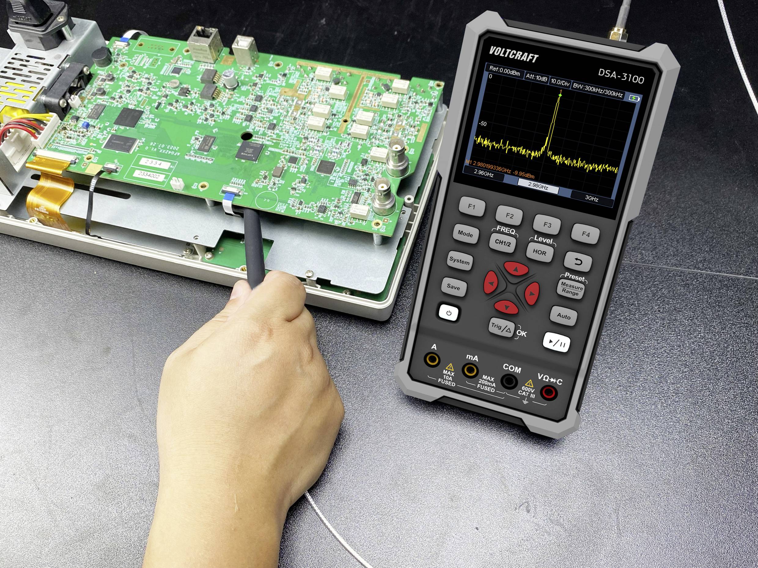 Eine Person verwendet eine Sonde an einer Leiterplatte, die mit einem tragbaren Gerät verbunden ist, das eine elektrische Wellenform anzeigt und auf einen Test- oder Diagnoseprozess hindeutet.