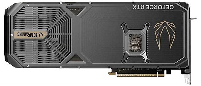 Grafikkarte mit der Aufschrift 'GEFORCE RTX' und 'ZOTAC GAMING' auf schwarzem Gehäuse, zeigt technische Lüfterstruktur und Anschluss.